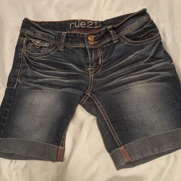 Women’s RUE 21 Cuffed Denim Jean Bermuda Shorts Size 30 Waist Inseam 8 - Picture 1 of 7